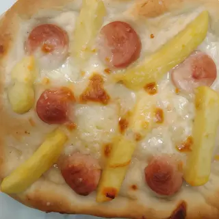 Pizzetta bianca mozzarella con patate e wurstel