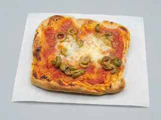 Pizzetta rossa Margherita con olive