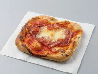 Pizzetta rossa Margherita con salame piccante