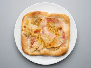 Pizzetta bianca mozzarella con cotto e carciofi