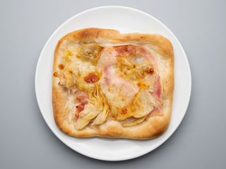 Pizzetta bianca mozzarella con cotto e carciofi