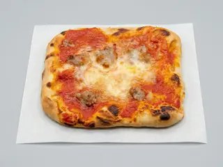 Pizzetta rossa Margherita con salsiccia
