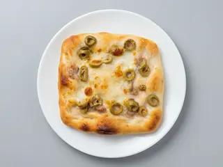 Pizzetta bianca mozzarella con olive e salsiccia