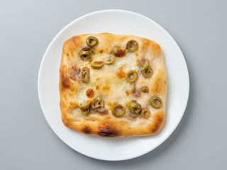 Pizzetta bianca mozzarella con olive e salsiccia