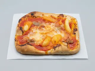 Pizzetta rossa Margherita con patate e salsiccia