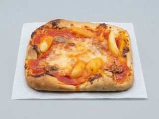 Pizzetta rossa  Margherita con patate e salsiccia