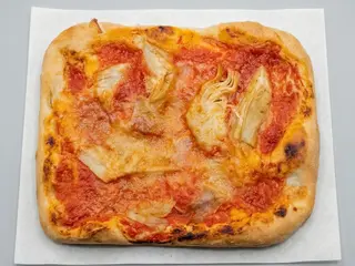 Pizzetta rossa Margherita con cotto e carciofi