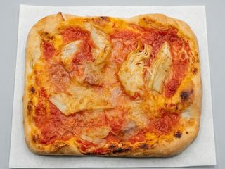 Pizzetta rossa  Margherita con cotto e carciofi