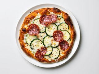 Pizza zucchine e salame