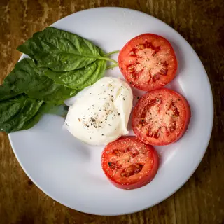 Burrata a piatto con: Pomodoro a Fette e Basilico - servita con Pane-Pizza
