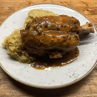 Stinco di maiale alla birra cotto al forno con polenta e crauti