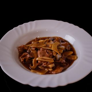 Manzo con funghi e bambù