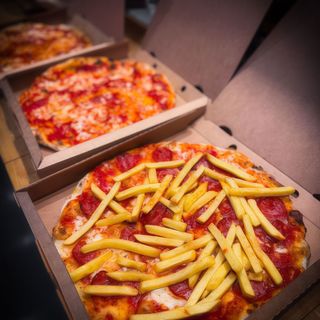 al piatto MARGHERITA CON PATATINE E SALAMINO