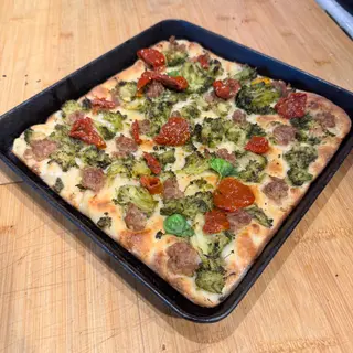 In Teglia Broccoli, Salsiccia e Pomodori Secchi Senza Mozzarella