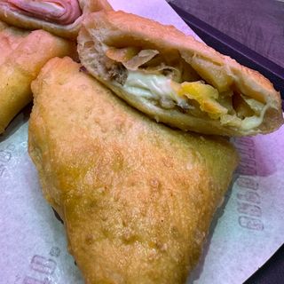 Panzerotto gorgonzola, salsiccia e mozzarella