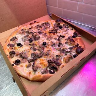 Al piatto FUNGHI-SALSICCIA-OLIVE-PROVOLA