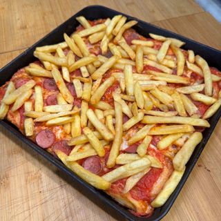 In teglia MARGHERITA CON FRITTE E WÜRSTEL