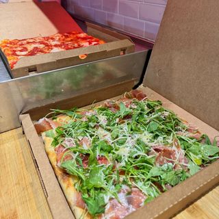 In teglia CRUDO-RUCOLA-GRANA