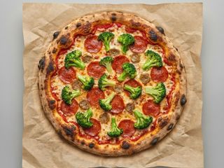 Pizza bianca broccoli, salsiccia e mozzarella