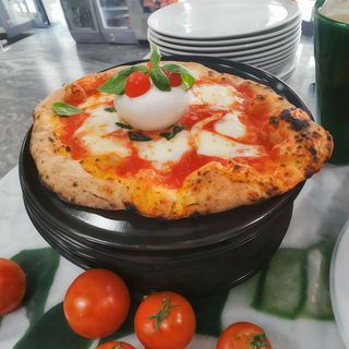 Pizza classica Margherita con bufala
