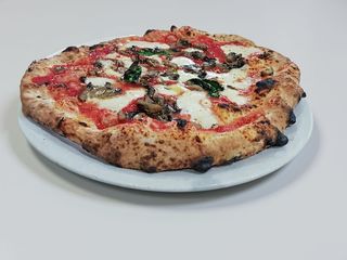 Pizza classica Margherita con funghi