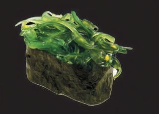 62  Gunkan nori wakame