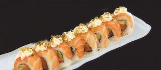 106  Uramaki sake tobiko