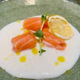 CARPACCIO SALMONE  CON SALSA YOGURT