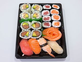 90 Hosomaki 8 pezzi, nigiri 4 pezzi, sashimi 4 pezzi, uramaki 8 pezzi