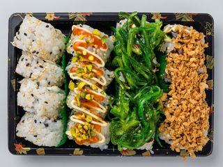 93 Uramaki misto granchio avocado 16 pezzi