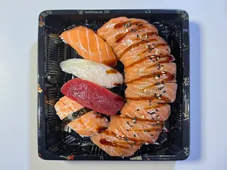 94 Rainbow roll salmone 8 pezzi, nigiri misto 4 pezzi