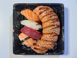 94 Rainbow roll salmone 8 pezzi, nigiri misto 4 pezzi