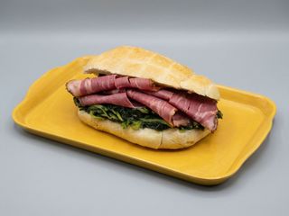 Panino con pastrami e cicoria ripassata