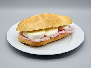 Panino con prosciutto cotto e mozzarella