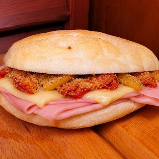Panino con prosciutto cotto, provola e peperoni gratinati