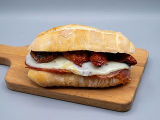 Panino con salame piccante, provola e pomodori secchi