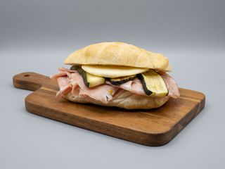 Panino con mortadella, pecorino romano e zucchine grigliate
