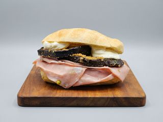Panino con mortadella, melanzane gratinate e stracchino