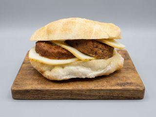 Panino con polpetta di melanzane e provola affumicata