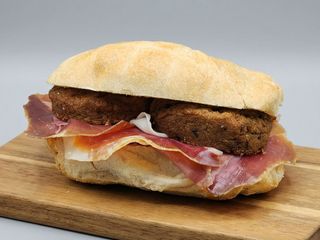 Panino con polpetta di melanzane e prosciutto crudo