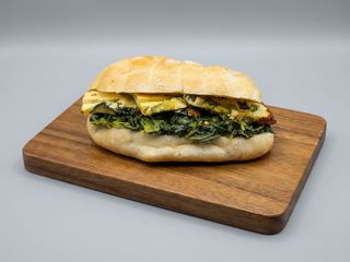 Panino con frittata di zucchine e cicoria ripassata