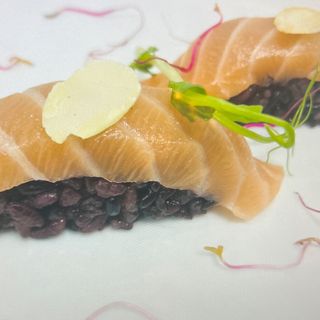 Nigiri black salmone