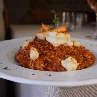 Risotto con riso Lillà con crema di Peperoni arrosto e Gamberi