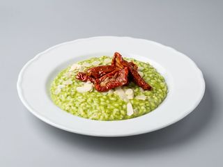 Risotto con Pesto di Rucola, Mandorle e Pomodorini Confit