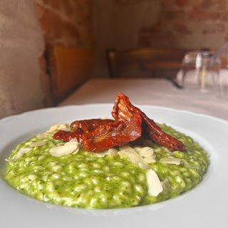 Risotto con Pesto di Rucola, Mandorle e Pomodorini Confit