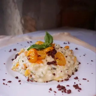 Risotto con Datterino Giallo, Burro al Basilico e Olive Nere