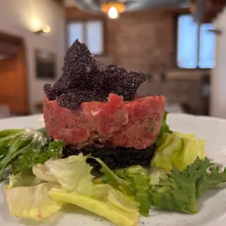 Tartare di Manzo su Polenta croccante di Riso Nero Beppino