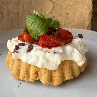 Crostatina salata con Stracciatella, Pomodorini Confit e Olive Nere tritate