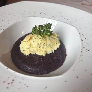 Baccalà mantecato su Polenta morbida di Riso Nero