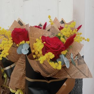 Rosa rossa con mimosa